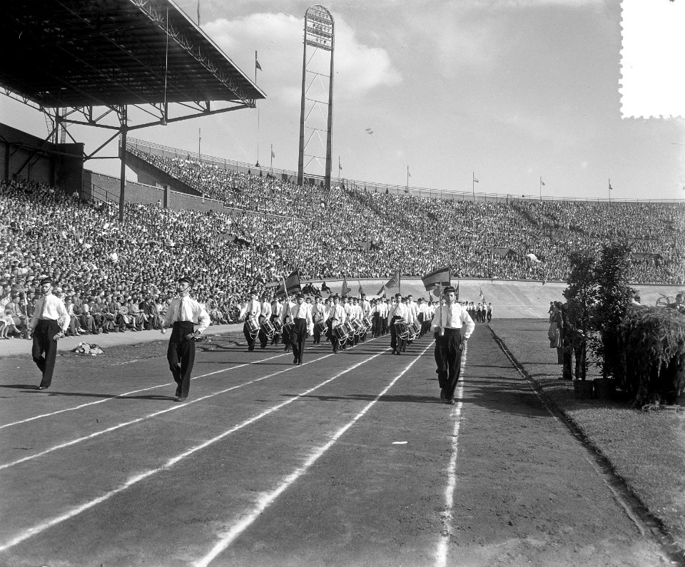 Olympische dag in stadion muziekkorps, Bestanddeelnr 905-1259