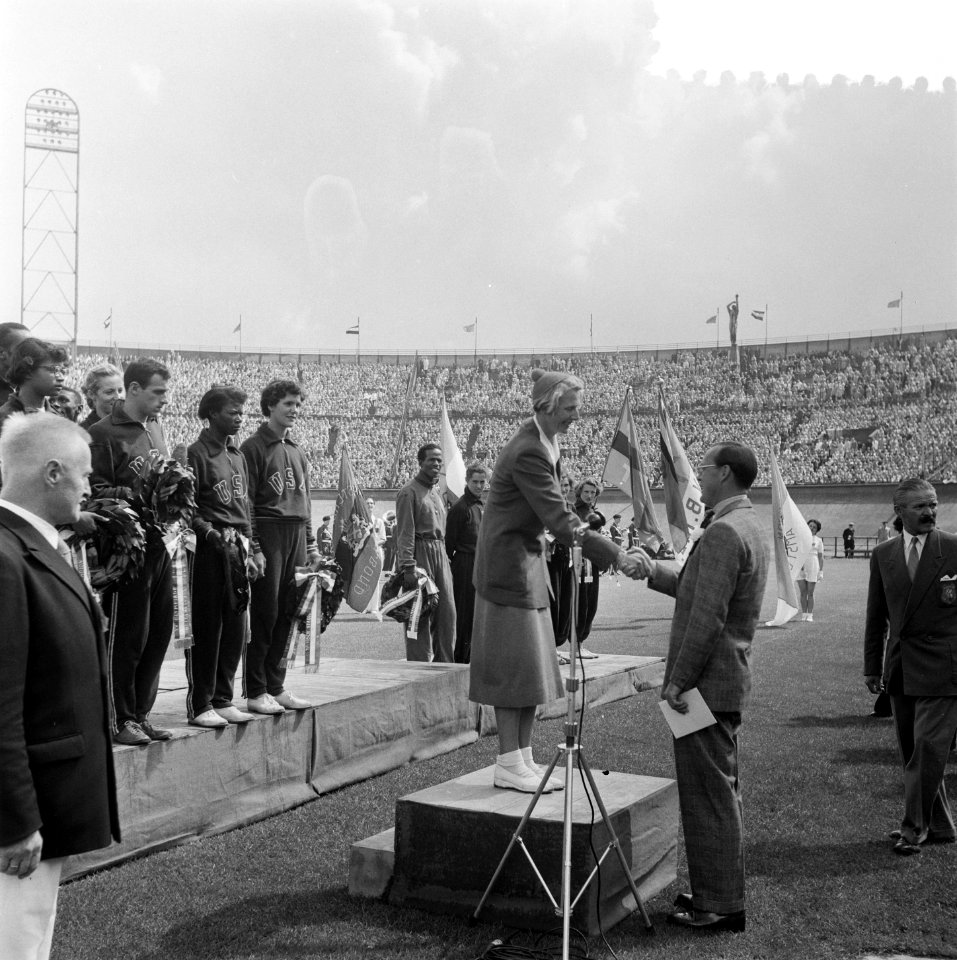 Olympische Revanches Olympisch Stadion. Fanny Blankers-Koen ontvangt oorkonde va, Bestanddeelnr 905-2587