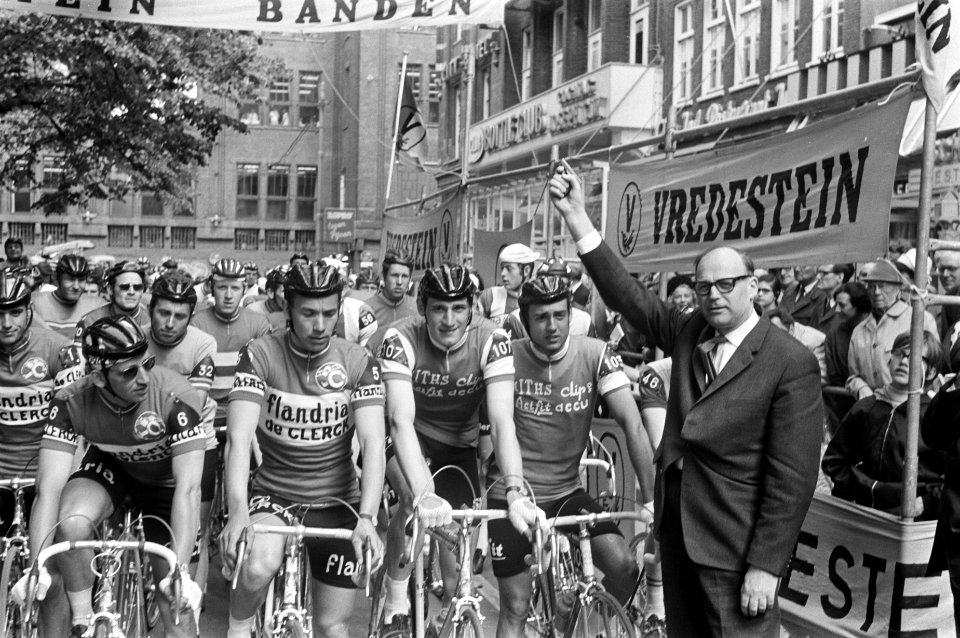 Olympias Tour door Nederland. De Amsterdamse wethouder Verheij lost startschot o, Bestanddeelnr 922-4209