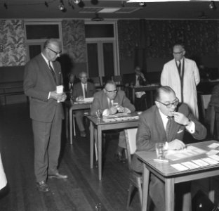 Om de Gouden Kaasboor te Woerden, de heer J. Kok werd winnaar, Bestanddeelnr 918-1587