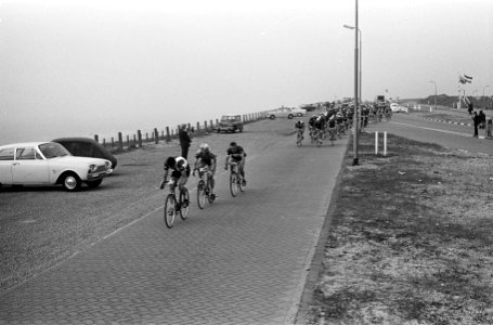 Olympias Toer Henk Cornelisse gaat als eerste over de finish te Vlaardingen, ove, Bestanddeelnr 916-4607