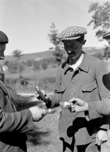 Om de wijn te proeven wordt ze uit een pipet in twee tastevins geschonken, Bestanddeelnr 191-0323