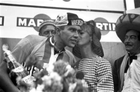 Olympias Tour, eerste etappe, Bongers ontvangt kusje van Tour-miss, Bestanddeelnr 920-3428