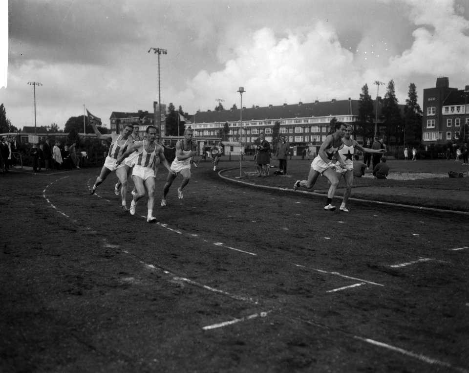 Om de PH-beker te Amsterdam, de wissel estafette, Bestanddeelnr 918-1710