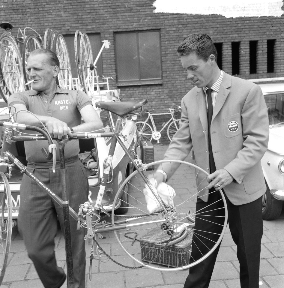 Olympiatoer van start, Rudi Liebrechts pompt zijn bandje op, Bestanddeelnr 917-8168