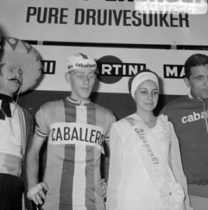 Olympias toer 1966, winnaar Jan van der Horst uit Haar lem en de toermiss, Bestanddeelnr 919-1624
