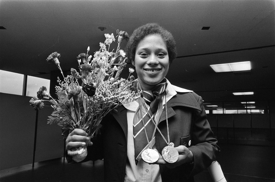 Olympische Ploeg terug uit Montreal, Enith Birgitha met medailles, Bestanddeelnr 928-7167