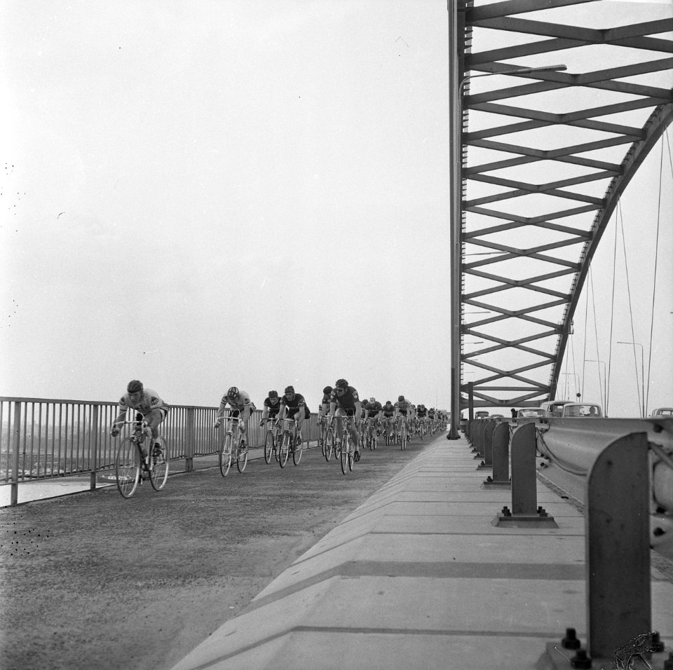 Olympias toer, het peleton op de Van Brienenoordbrug, Bestanddeelnr 919-1649