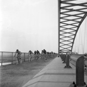 Olympias toer, het peleton op de Van Brienenoordbrug, Bestanddeelnr 919-1649