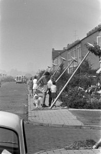 Om vervoer mogelijk te maken moesten alle lantaarnpalen scheefgezet worden, Bestanddeelnr 921-5586