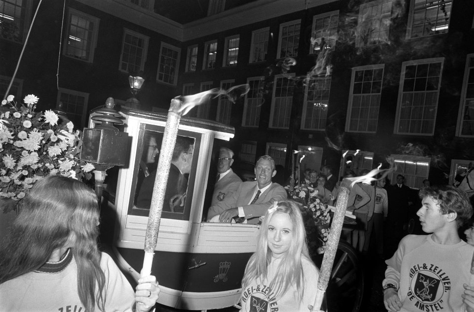 Olympische deelnemers ontvangen op stadhuis Amsterdam de medaille-winnaars bijee, Bestanddeelnr 921-8243