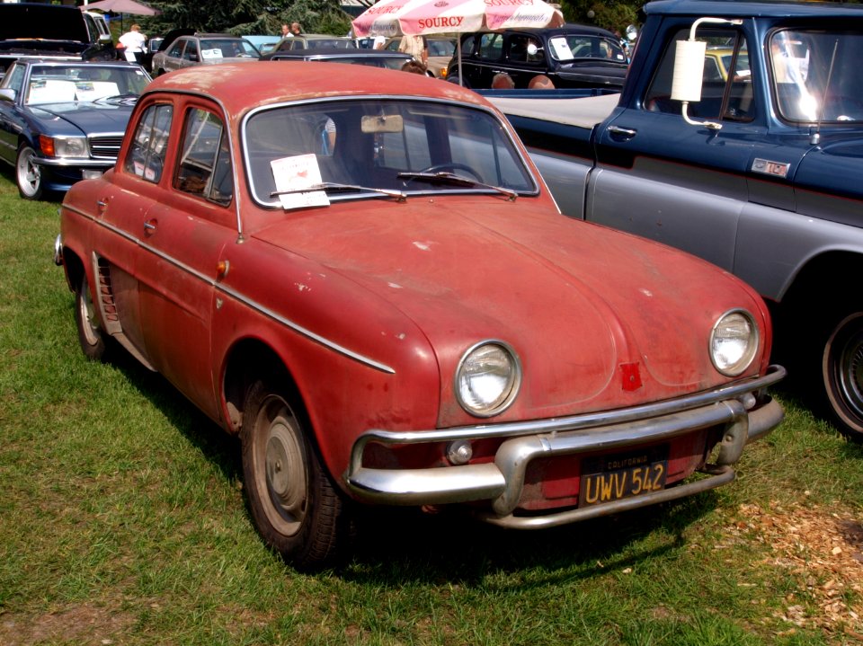 Old red Renault photo-2