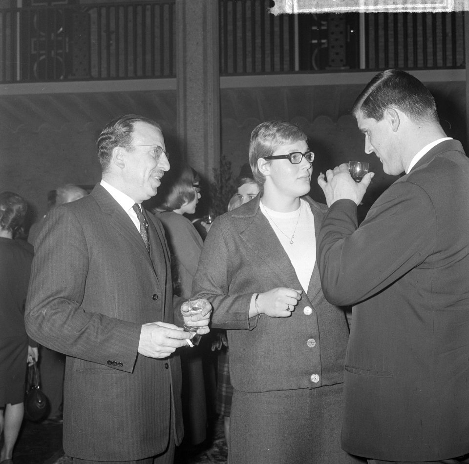 Olympische deelnemers gehuldigd, staatssecretaris Van La en Ada Kok (r), Bestanddeelnr 917-1254