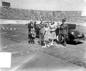 Olympische dag in stadion Bisschoff von Heemskerk Koninklijke familie, Bestanddeelnr 905-1257