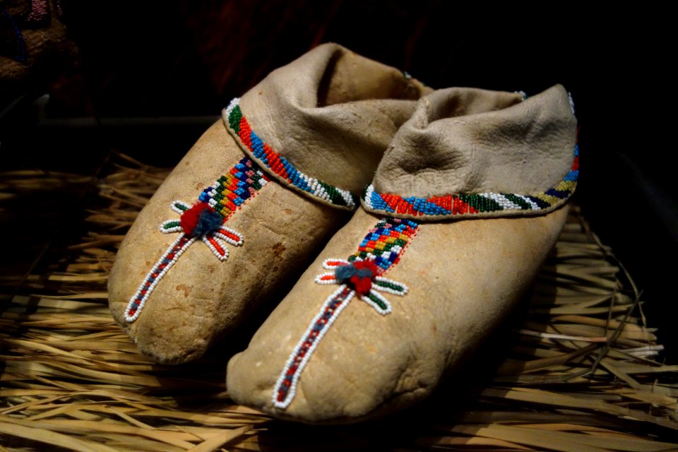 Omaha moccasins, c. 1915 - Bata Shoe Museum - DSC00607
