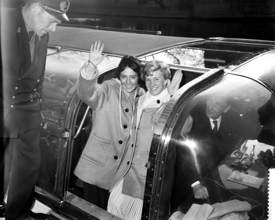 Olympische schaatsploeg maakt rondvaart, links Joan Haanappel en rechts Sjoukje , Bestanddeelnr 911-0128