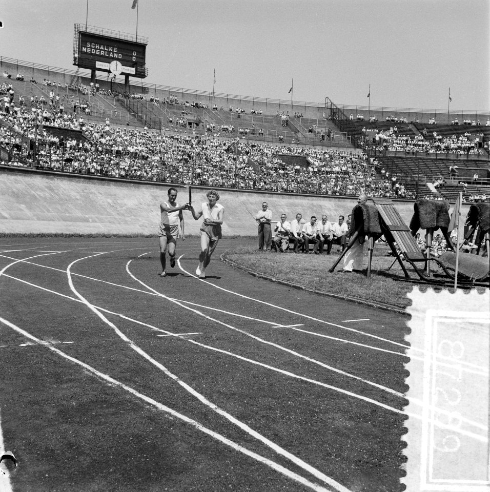 Olympische dag in Olympsich Stadion Amsterdam Fakkel Fanny Blankers-Koen en W, Bestanddeelnr 908-7289