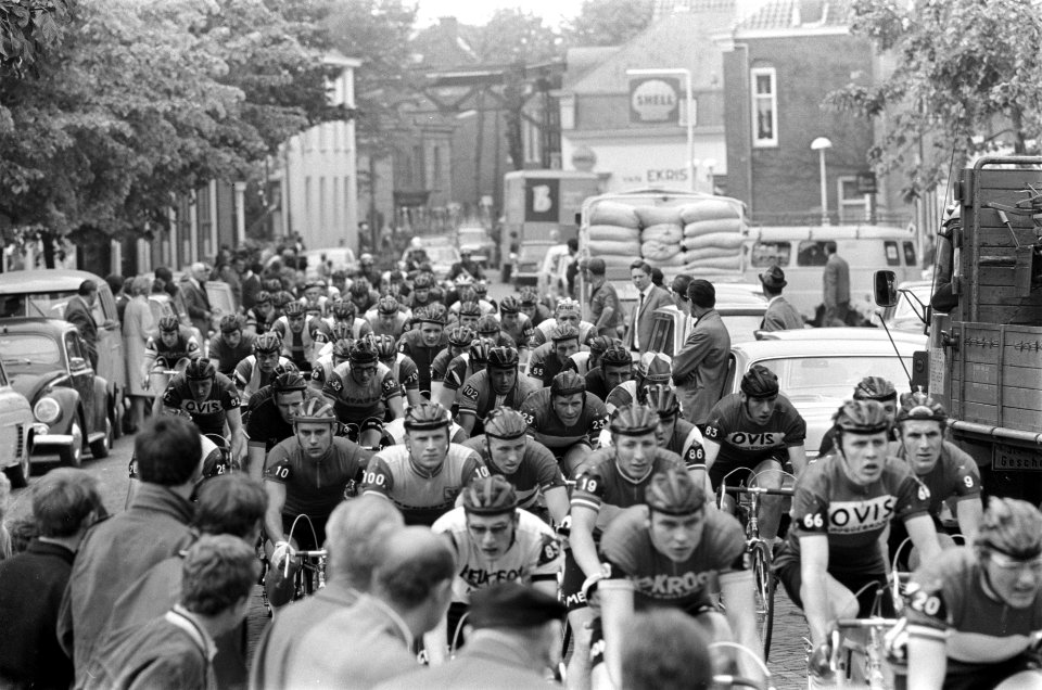 Olympias Tour tweede etappe. De renners nog bijeen te Breukelen, Bestanddeelnr 921-3837