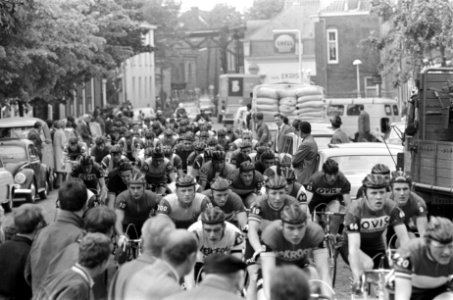 Olympias Tour tweede etappe. De renners nog bijeen te Breukelen, Bestanddeelnr 921-3837