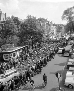Olympiatoer, het vertrek van de wielrenners op het Rembrandtsplein, Bestanddeelnr 917-8153