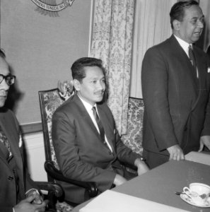 Omar Dhani (l.), Bestanddeelnr 918-3910