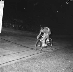 Olympisch Stadion achtervolging voor profs, Henk Nijdam aktie, Bestanddeelnr 914-1937