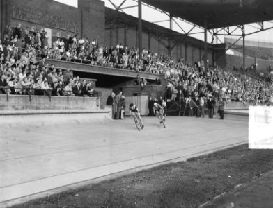 Olympisch stadion. Wielerwedstrijd Amsterdam-Arnhem-Amsterdam voor amateurs. Adr, Bestanddeelnr 904-0657