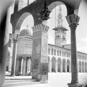 Omayaden moskee, de noordzijde van het voorplein met een minaret en fontein, Bestanddeelnr 255-5904