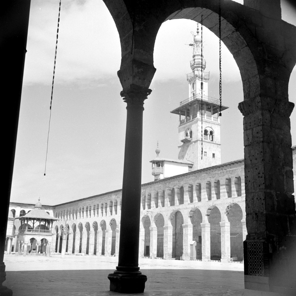 Omayaden moskee, het voorplein met bogengalerij en minaret, Bestanddeelnr 255-5906