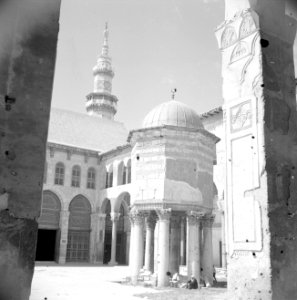 Omayaden moskee, het voorplein met bogengalerij, Bestanddeelnr 255-5911