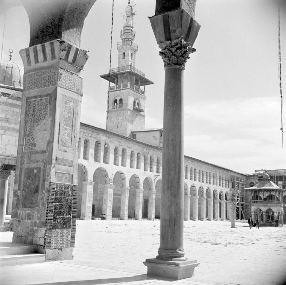 Omayaden moskee, de noordzijde van het voorplein met een minaret, Bestanddeelnr 255-5902
