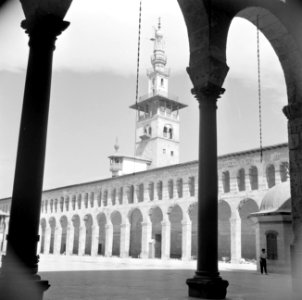 Omayaden moskee, het voorplein met bogengalerij en minaret, Bestanddeelnr 255-5907