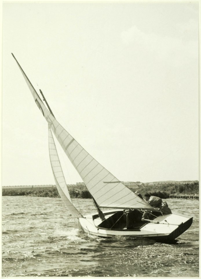 Op het Noorder Buiten Spaarne werden Invitatie-Zeilwedstrijden gehouden, een deelnemer nabij de Mooie Nel in actie, ziende naar het westen. Sportweek 1947. NL-HlmNHA 5400466892