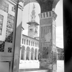 Omayaden moskee, de noordzijde van het voorplein met een minaret, Bestanddeelnr 255-5900