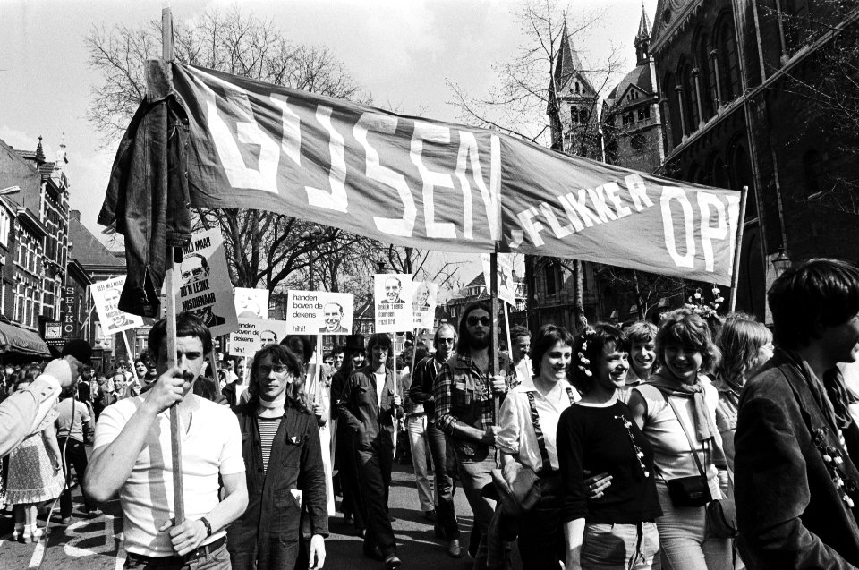 Op het spandoek staat te lezen Gijsen FLIKKER op, Bestanddeelnr 930-2170
