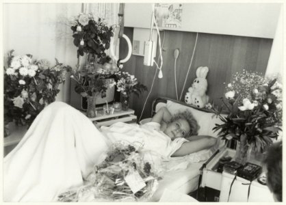 Op bezoek in het St. Elisabeths Gasthuis in Schalkwijk, bij een slachtoffer van een wildemansrit op de Riviervismarkt,, NL-HlmNHA 54015326
