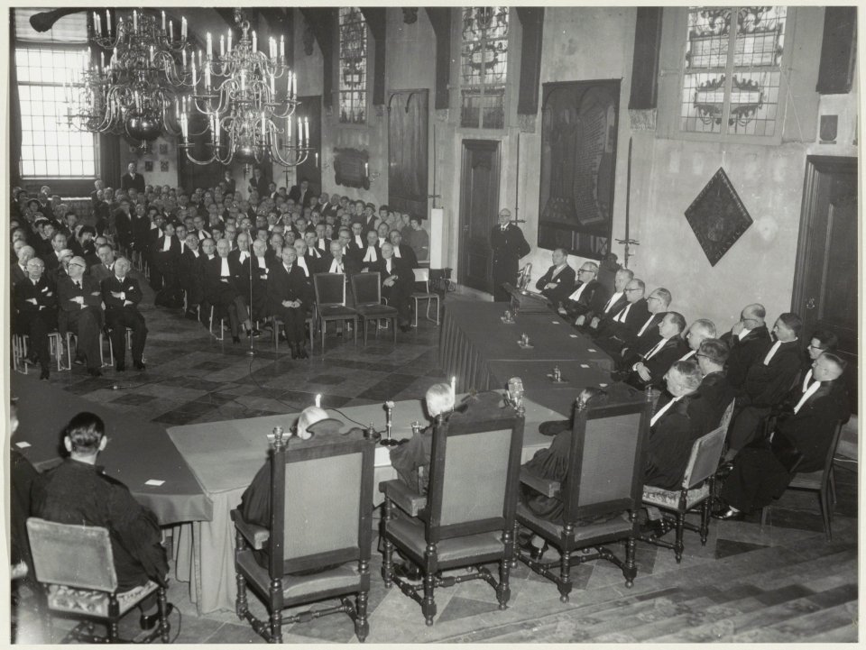 Op het stadhuis in de Gravenzaal werd een rechtzaak gehouden. NL-HlmNHA 54012078