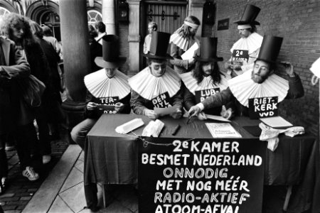 Op Binnenhof in Den Haag protesten tegen ondertekening van kernafval-verwerkings, Bestanddeelnr 931-1593