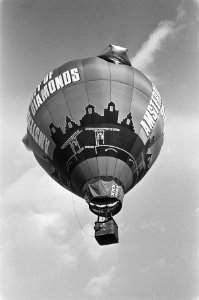 Op het Museumplein te Amsterdam wordt een ballon opgelaten t.g.v. het 400 jarig , Bestanddeelnr 933-5511
