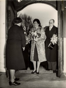 Op het stadhuis ontvangt het raadslid Mw. Mool-van Bellen de nieuw benoemde burgemeester, Mr. H.M. van Fenema en diens echtgenote. Aangekocht in 1977 van fotograaf C. de Boer. Identificatien, NL-HlmNHA 54010752