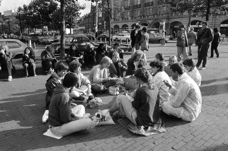 Op het Leidseplein werd een picknick gebruikt, Bestanddeelnr 931-6799