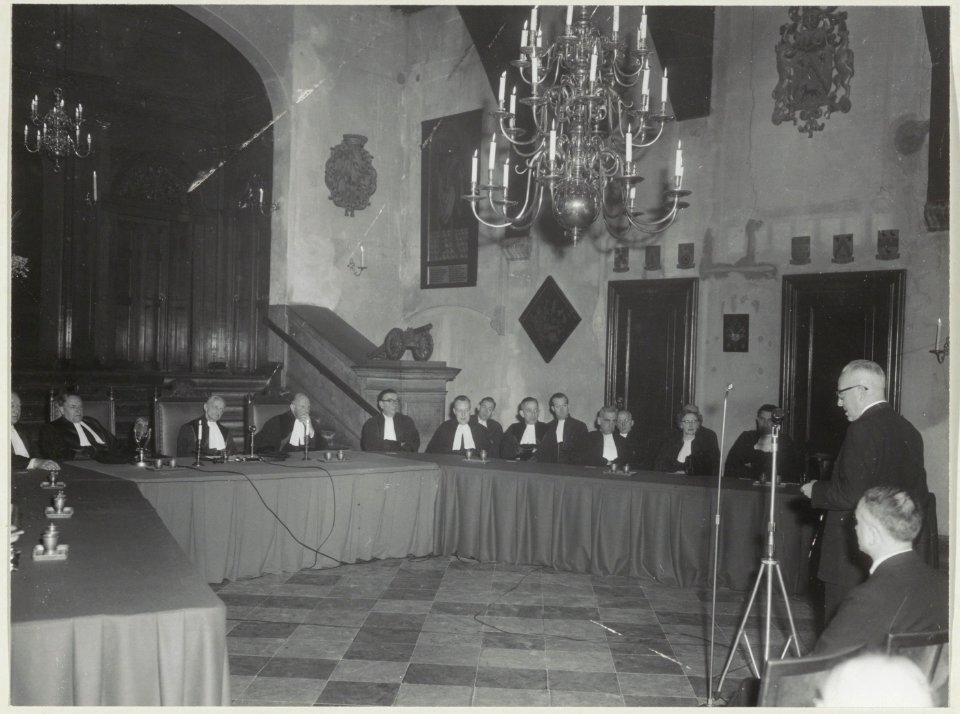 Op het stadhuis in de Gravenzaal werd een rechtzaak gehouden., NL-HlmNHA 54011274