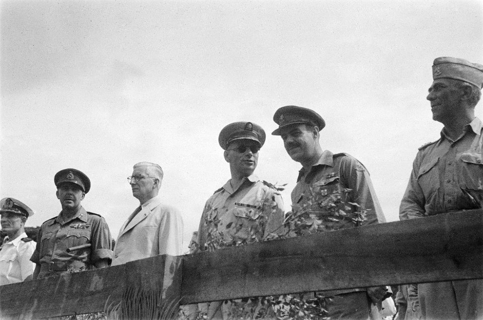 Op het podium. vlnr. waarnemend commandant Zeemacht J.J.L. Willinge, waarnemend , Bestanddeelnr 1-3-4