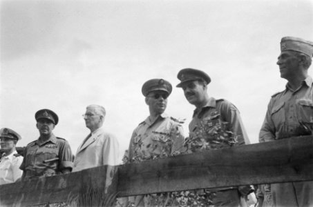 Op het podium. vlnr. waarnemend commandant Zeemacht J.J.L. Willinge, waarnemend , Bestanddeelnr 1-3-4