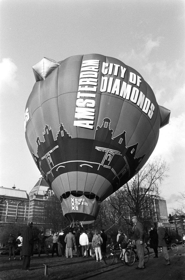Op het Museumplein te Amsterdam wordt een ballon opgelaten t.g.v. het 400 jarig , Bestanddeelnr 933-5510