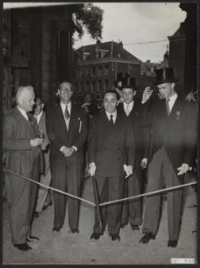 Op het Frederiksplein in Amsterdam heeft de Italiaanse gezant Caruso tekst ontb, Bestanddeelnr 093-0503