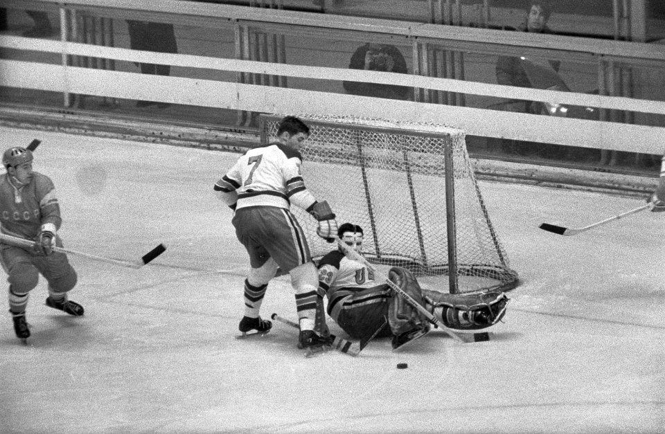 Olympische Spelen Grenoble, ijshockey Rusland tegen VS 10 spelmoment, Bestanddeelnr 921-0879