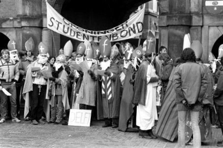 Op Binnenhof Den Haag hebben studenten toegangspoorten van het Binnenhof geblok…, Bestanddeelnr 931-1822