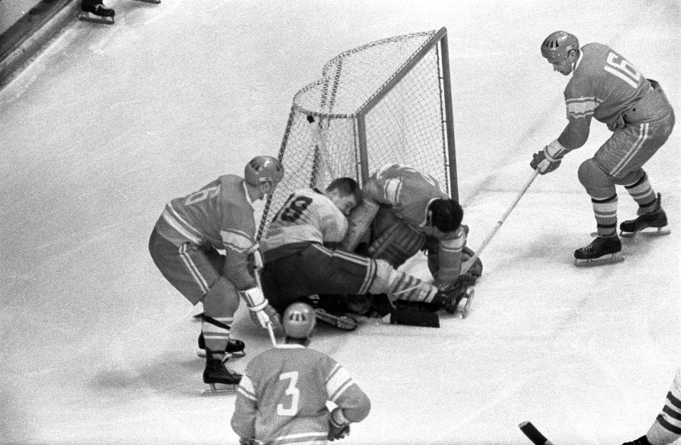 Olympische Spelen Grenoble, ijshockey Rusland tegen Zweden 3-2, Bestanddeelnr 921-0883