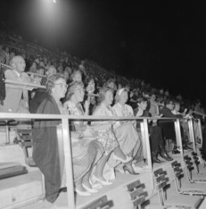Olympische Spelen te Rome, Koninklijke familie in het zwemstadion, Bestanddeelnr 911-5871